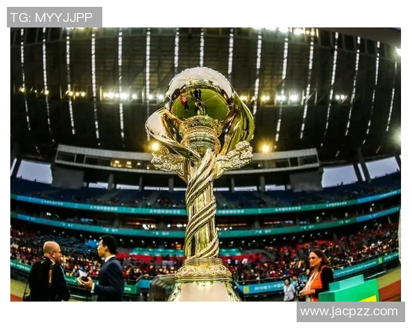 上海街头足球明星闪耀登场引发球迷热烈追捧与欢呼 上海街头足球明星闪耀登场引发球迷热烈追捧与欢呼